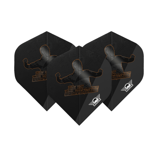 Bulls NL Player 100 Dirk Van Duijvenbode Edition 2 No2 Voli standard Das Bild zeigt drei schwarze Dart Flights mit dem Aufdruck "Dirk Van Duijvenbode" und einer Silhouette. In der Ecke ist das weiße Bulls NL-Logo zu sehen.