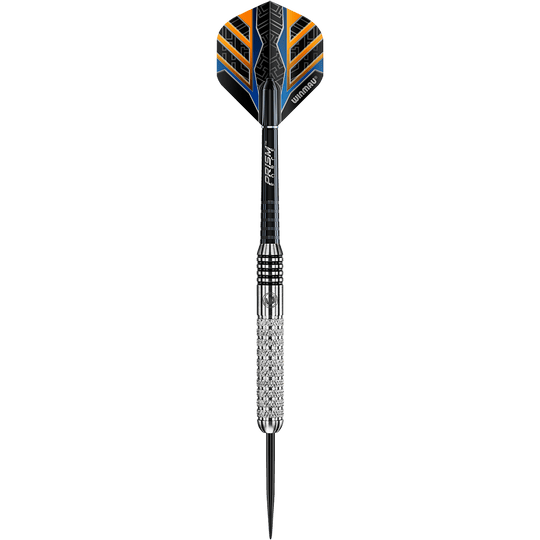 2302_Winmau_Barbarian_Tungsten_Style_Steeldarts_1fFX0fXHsGoNLN Das Bild zeigt einen Winmau Barbarian Tungsten Style Steeldart. Der Dartpfeil hat eine silberne, strukturierte Griffzone und einen schwarzen Flights mit blauen und orangefarbenen Akzenten.