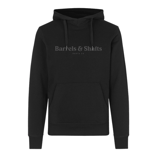 Felpa con cappuccio Barili e Alberi - Nera Der abgebildete Hoodie ist schwarz und trägt vorne den Aufdruck "Barrels & Shafts Darts Co". Er hat eine Kapuze mit Kordelzug und eine große Kängurutasche.