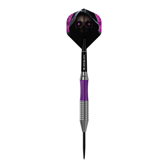 Freccette Mission Phantom in ottone e acciaio - 22 g Das Bild zeigt den Mission Phantom Brass Steeldart mit einem Gewicht von 22 Gramm. Der Dart hat ein auffälliges Design mit violetten und silbernen Elementen sowie einer Flight-Grafik eines Totenkopfs mit Kapuze.