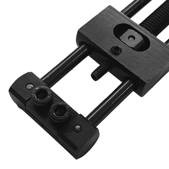 Designa Dart Repointer Black Pro Edition - Cambia punta Designa Dart Repointer Black Pro Edition - Spitzenwechsler ist ein Tool zum Wechseln von Dartspitzen. Das Bild zeigt das Produkt aus schwarzem Material.