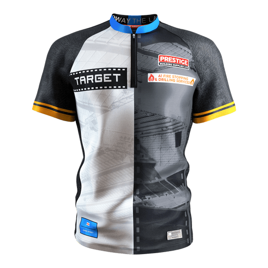 Das Bild zeigt das "Target Coolplay Chris Dobey 2025 Dartshirt" mit auffälligen Sponsorenlogos auf der Vorderseite. Das Trikot hat ein modernes Design in Schwarz, Weiß und Grau mit gelben Streifen an den Ärmeln.