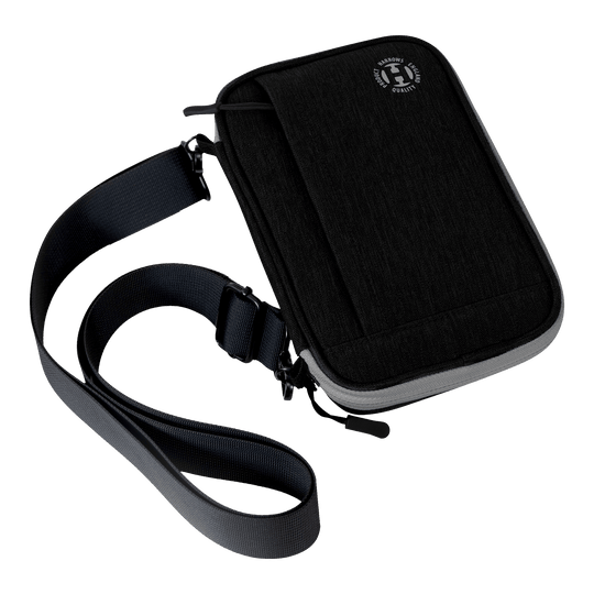 Portafoglio per freccette Harrows Smart Case XL Dies ist eine schwarze Darttasche mit einem Schultergurt. Sie hat ein kompaktes, rechteckiges Design und einen Reißverschluss.