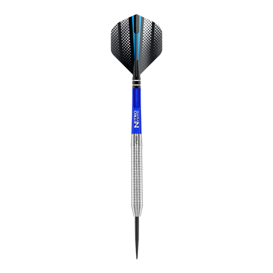 Freccette in acciaio originali Red Dragon Razor Edge Das Bild zeigt einen Red Dragon Razor Edge Original Steeldart mit einem Gewicht von 24g. Der Dart hat einen silbernen, geriffelten Schaft, einen blauen Mittelteil und schwarze Flights mit weißen Punkten und einem blauen Streifen.