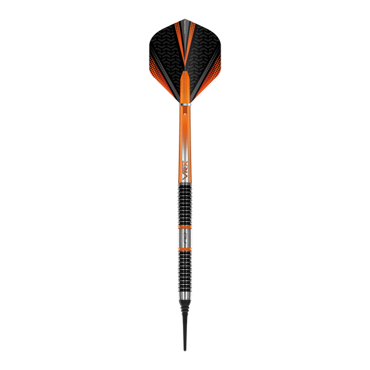 Red Dragon Amberjack 18 freccette morbide - 20 g Das Bild zeigt einen Softdart aus der Serie "Red Dragon Amberjack 18" mit einem Gewicht von 20 Gramm. Der Dart ist überwiegend schwarz und orange gefärbt und verfügt über einen geriffelten Griffbereich.