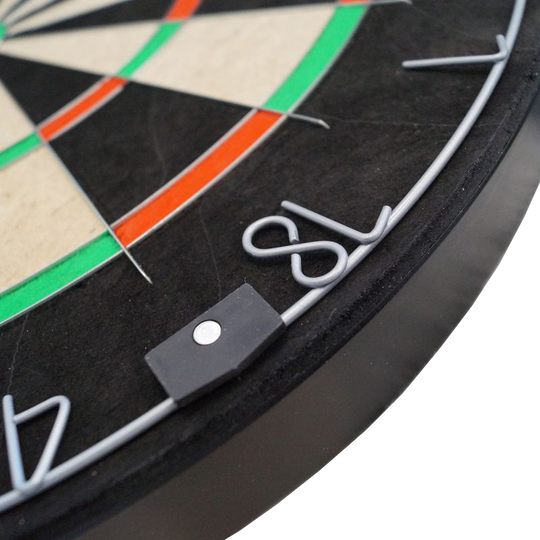 Set di freccette Karella BullOut con 2 set di freccette in acciaio Das Bild zeigt das Karella Dartboard BullOut Set inklusive zwei Sätzen Steeldarts. Dieses Set ist ideal für Dartspieler und enthält alles, was für den Start benötigt wird.