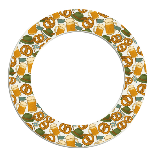 Cornice per freccette del McDart Beer Festival Das Bild zeigt das Produkt McDart Bierfest Dartboard Surround. Es handelt sich um einen Dartboard-Surround im Bierfest-Design.