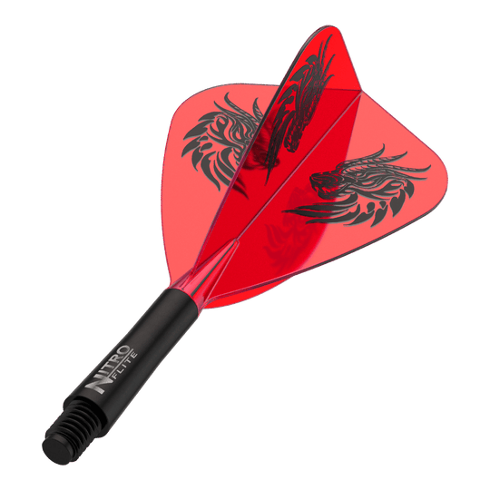 Dart-Flights zu sehen, vermutlich Jonny Clayton Kite Flights in kurzer Variante. Die Flights sind in dunklem Design gehalten.
