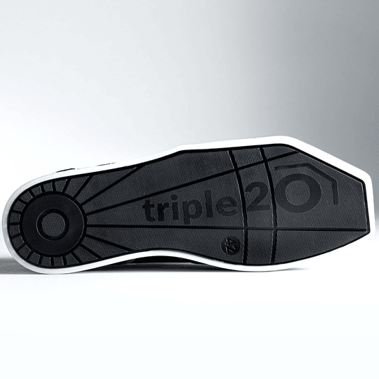 20201003-00_Triple20_Dartschuhe_Textil_Leder_Schwarz_Weiss_6 Auf dem Bild ist die Sohle eines Schuhs mit der Aufschrift „triple20“ zu sehen. Es handelt sich um den Triple20 Dartschuh aus Textil und Leder in Schwarz-Weiß.
