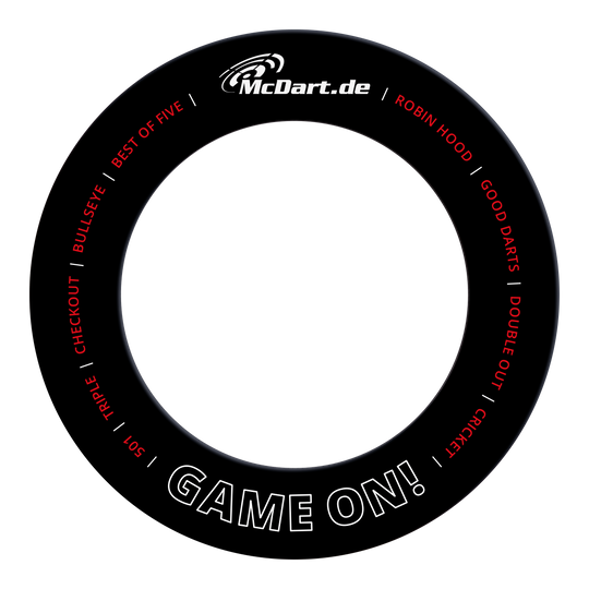 Gioco McDart sul bersaglio delle freccette Das Bild zeigt einen schwarzen Dartboard-Surround-Ring mit der Aufschrift "McDart.de" oben und "GAME ON!" unten. Rundherum befinden sich verschiedene Begriffe aus dem Dartsport, wie "BULLSEYE", "TRIPLE" und "DOUBLE OUT".