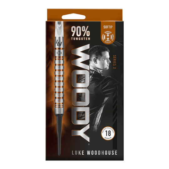 Freccette morbide Luke Woodhouse Series 2 di Harrow - 18 g Die Verpackung zeigt die Harrows Luke Woodhouse Series 2 Softdarts mit einem Gewicht von 18 Gramm. Auf der Vorderseite ist ein großes Bild eines Softdarts sowie das Porträt von Luke Woodhouse abgebildet.