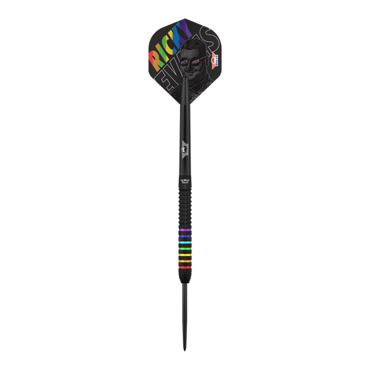 Zu sehen ist das Produkt Bulls NL Ricky Evans Rapid 95 Steeldarts - 23g. Die Aufnahme fokussiert auf die Optik des Dartpfeils.