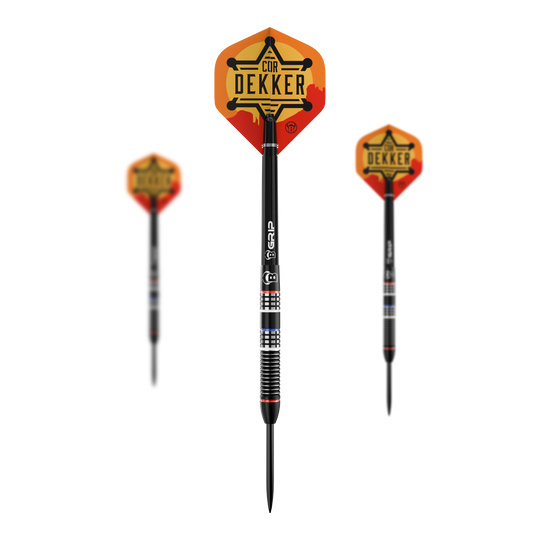 Bulls Cor Dekker The Sheriff Steeldarts - 23 g Es ist ein Set der Bulls Cor Dekker The Sheriff Steeldarts mit 23 Gramm zu sehen. Das Set enthält mehrere Darts für das professionelle Dartspiel.