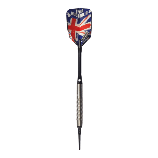 Freccette morbide McDart 85 Tungsten V8 - 18,5 g Auf dem Bild ist ein Softdart mit einer silbernen Griffzone und langer schwarzer Spitze zu sehen. Die Dart-Flügel zeigen das Design der australischen Flagge mit der Aufschrift "TEAM AUSTRALIA".