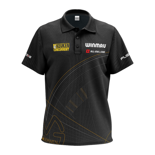 Polo Winmau in edizione limitata Tour Dart Das Bild zeigt ein schwarzes Polo-Dartshirt mit verschiedenen Logos und Sponsorenaufdrucken. Das Shirt ist das "Winmau Limited Edition Tour Polo Dartshirt".