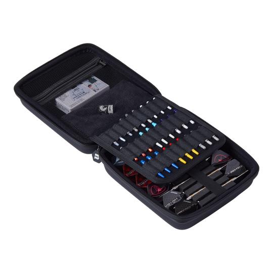 Custodia per freccette grande Unicorn Ultra 3UP - Nera Das Bild zeigt ein offenes schwarzes Dartcase namens "Unicorn Ultra 3UP Large Dartcase". Im Inneren sind verschiedene Dartpfeile, Ersatzteile und Zubehör ordentlich sortiert.