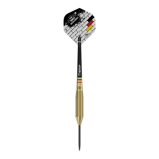Bulls Martin Schindler The Wall Brass Steeldarts Auf dem Bild ist ein Bull's Martin Schindler The Wall Brass Steeldart zu sehen. Der Dartpfeil hat einen messingfarbenen, geriffelten Schaft und eine Flight mit einem Ziegelstein-Design und deutschen Farben.