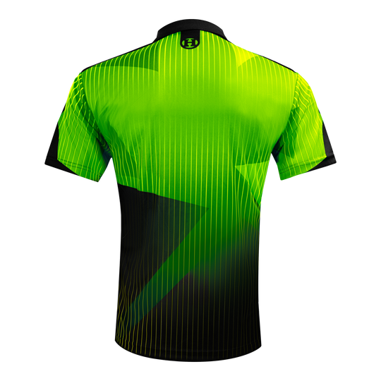 Harrows Shard Dartshirt - Grün Das Bild zeigt dasselbe Harrows Shard Dartshirt aus einer anderen Perspektive. Die Nähte und Details sind sichtbar.