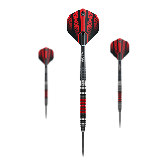 Freccette in acciaio Winmau Joe Cullen Das Bild zeigt drei Winmau Joe Cullen Steeldarts mit schwarzen und roten Designelementen. Die Flights sind mit Sternmustern verziert und die Griffe haben silberne und rote Ringe.