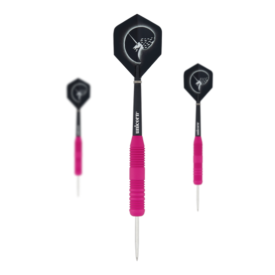 Freccette in acciaio rosa gommate Unicorn Core Plus Das Bild zeigt drei Steeldarts mit pinken, gummierten Griffen und silbernen Spitzen. Die Flights sind schwarz und tragen ein weißes Einhorn-Design.