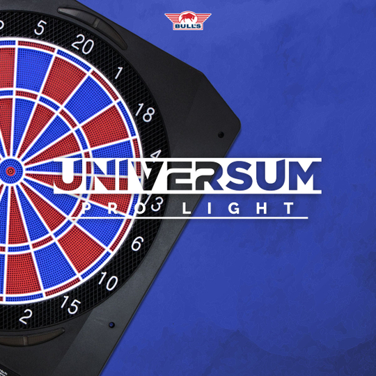 Bersaglio elettronico Bulls NL Universum Pro Light - Blu Rosso Das Bild zeigt das Bulls NL Universum Pro Light Elektronisches Dartboard in Blau und Rot. Es ist ein elektronisches Dartboard für Freizeit- und Profispieler.