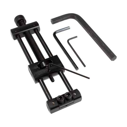 Designa Dart Repointer Black Pro Edition - Cambia punta Dieses Bild zeigt den Designa Dart Repointer Black Pro Edition - Spitzenwechsler. Es handelt sich um ein Werkzeug zum Austausch von Dartspitzen in schwarzem Design.