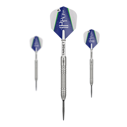 Freccette Target Shane McGuirk GEN1 Swiss Point Steel - 23 g Das Bild zeigt drei Steeldarts des Modells "Target Shane McGuirk GEN1 Swiss Point - 23g". Die Darts haben silberne Spitzen und Schäfte sowie blau-weiße Flights mit grünen Akzenten.