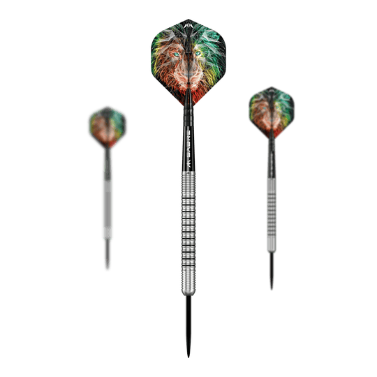 Missione Dominik Grüllich Steeldarts Das Bild zeigt drei Steeldarts des Produkts „Mission Dominik Grüllich Steeldarts - 23,5g“. Auf den Flights ist ein farbiges Löwenmotiv zu sehen.