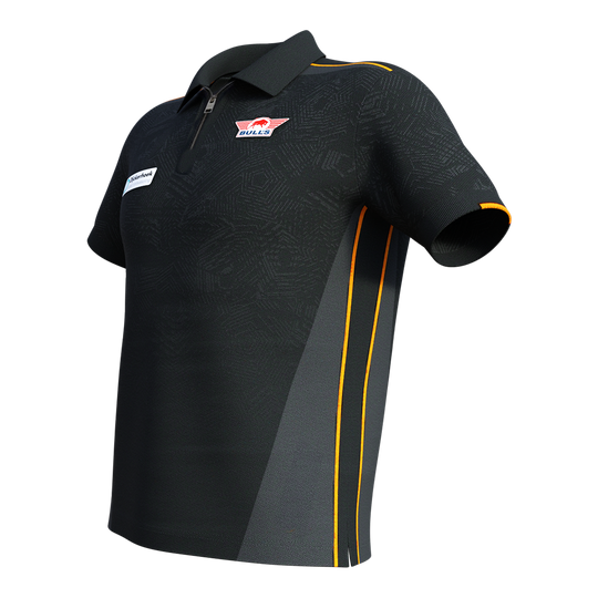 Dieses Bild zeigt das Bulls NL Dirk Van Duijvenbode Matchshirt 2025. Das Shirt ist überwiegend schwarz mit gelben Akzenten und besitzt einen kurzen Reißverschluss am Kragen.