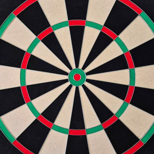 Bersaglio per freccette in acciaio di precisione McDart Das Bild zeigt ein McDart Precision Steeldartboard. Die Dartscheibe ist in schwarze, beige, grüne und rote Segmente unterteilt.