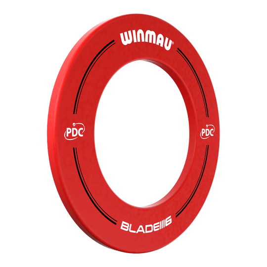 Das Bild zeigt einen roten Dartboard-Surround von Winmau mit der Aufschrift „PDC“ und „BLADE 6“. Der Surround dient dazu, die Wand rund um ein Dartboard vor abprallenden Pfeilen zu schützen.