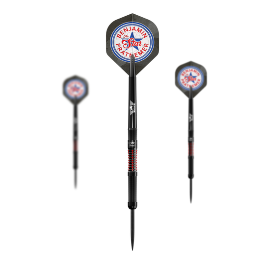Bulls NL Benjamin Pratnemer freccette in acciaio - 20 g Das Bild zeigt drei Steeldarts mit der Aufschrift "Benjamin Pratnemer The Star" auf den Flights. Die Darts sind schwarz mit roten Akzenten und wiegen 20 Gramm.