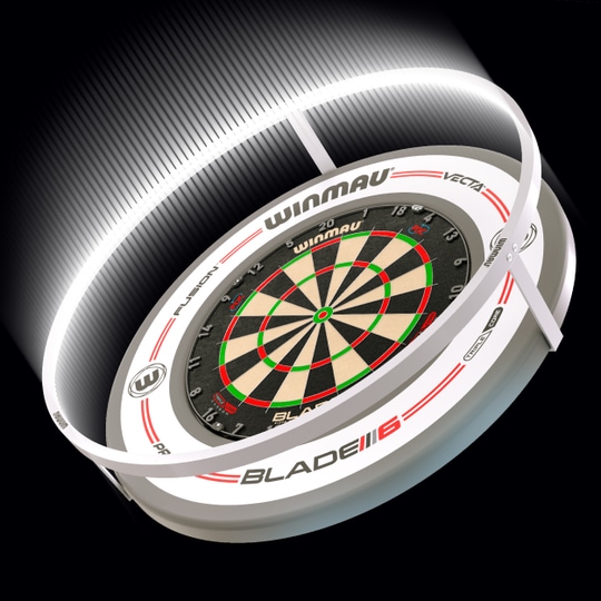 Luce LED per freccette al plasma Winmau Plasma Ice Das Bild zeigt das Produkt "Winmau Plasma Ice LED Dartboard Light", das über einem Dartboard angebracht ist. Ein heller LED-Lichtring beleuchtet die gesamte Dartscheibe gleichmäßig.