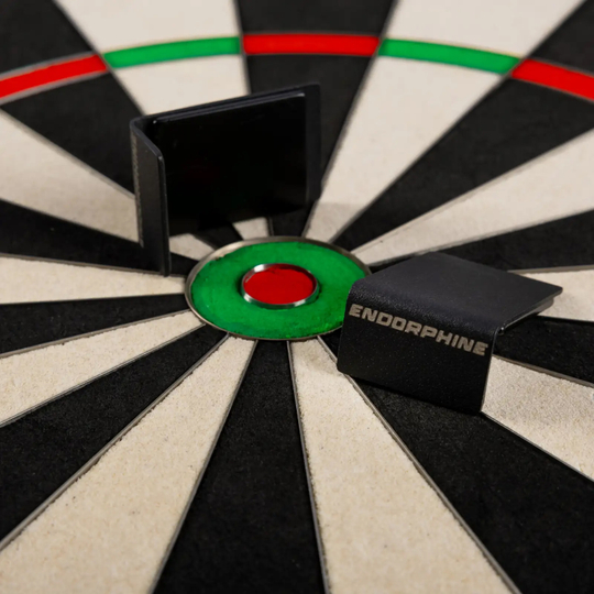 Bersaglio per freccette in acciaio Precise 180 Endorphine con anello numerico - Blu Artico Das Bild zeigt das Precise 180 Endorphine Steeldartboard mit Nummernring in Weiß. Es handelt sich um eine hochwertige Dartscheibe für den Präzisionssport.