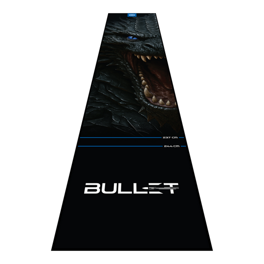 Die Bullet Hydra Dartmatte wird hier präsentiert. Diese Dartmatte schützt den Fußboden und erleichtert das richtige Platzieren des Spielers.