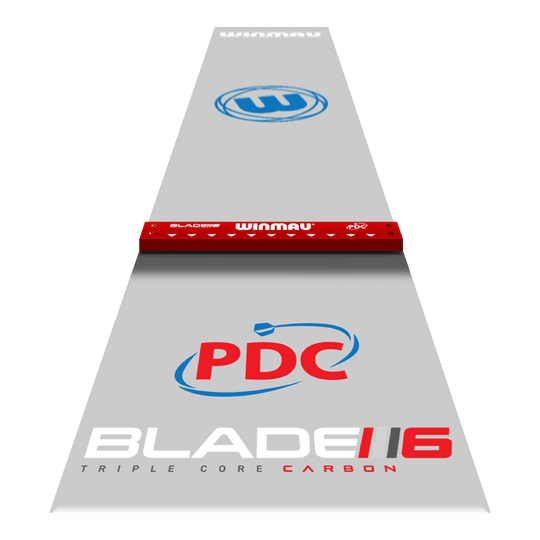 Tappetino per freccette in PVC Winmau Clearzone con oche Das Bild zeigt die „Winmau Clearzone PVC Dartmatte mit Oche“ in grau mit farbigen Logos und Markierungen. In der Mitte befindet sich eine rote Abwurflinie (Oche) mit dem Winmau-Schriftzug.