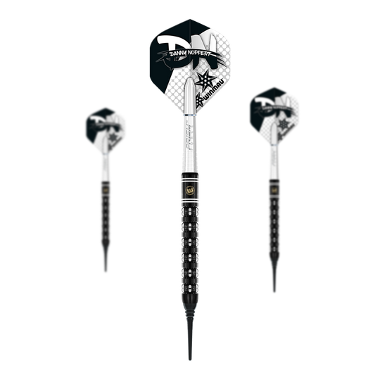 Freccette morbide Winmau Danny Noppert Freeze Edition - 20g Das Bild zeigt drei Winmau Danny Noppert Freeze Edition Softdarts mit einem Gewicht von 20g. Die Darts haben schwarze und silberne Details sowie speziell designte Flights.