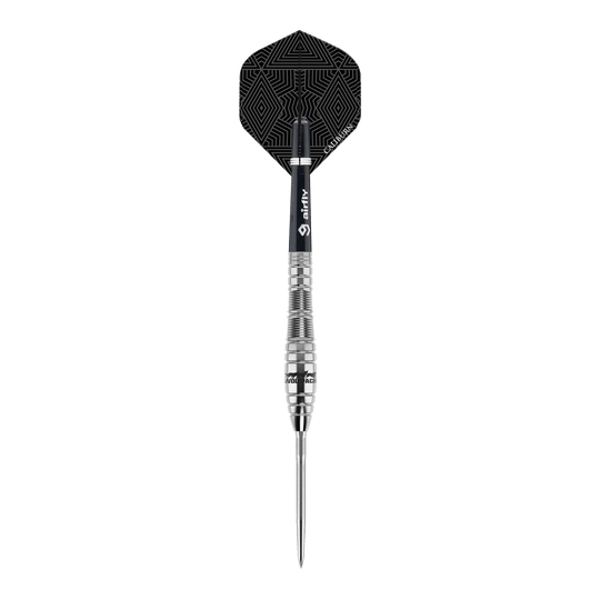 Freccette in acciaio Caliburn Wolfpack W2 - 22 g Dies ist ein Steeldart des Produkts "Caliburn Wolfpack W2" mit einem Gewicht von 22g. Der Dart hat ein silbernes Barrel und einen schwarzen Flight mit geometrischem Muster.