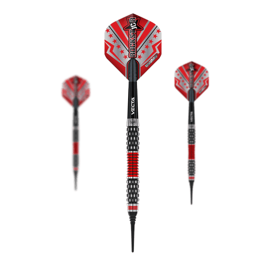 Freccette morbide Winmau Joe Cullen Rockstar Series RS1 - 20 g Das Bild zeigt drei Softdarts der Marke Winmau aus der Joe Cullen Rockstar Series RS1 mit einem Gewicht von 20g. Die Darts sind überwiegend in den Farben Schwarz und Rot gestaltet und haben auffällige Flights mit dem Schriftzug "Rockstar".