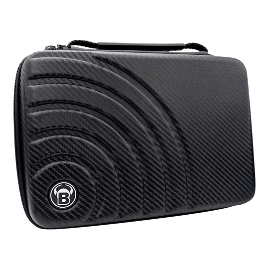 Custodia per freccette Bulls Orbis XXL - grigio carbonio Das Bild zeigt das "Bulls Orbis XXL Dartcase" in Carbongrau. Das Etui hat ein modernes, karbonähnliches Design mit einem eingelassenen Muster und dem Bulls-Logo.