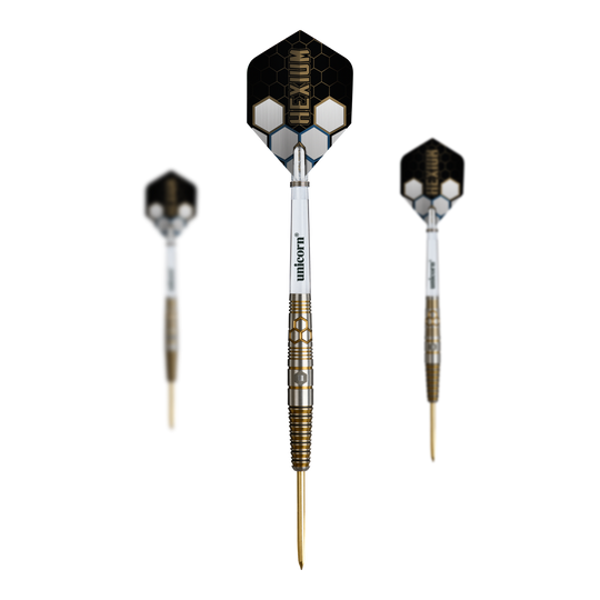 Dieses Bild zeigt das Set der Unicorn Hexium Style 03 Gold & Black Steeldarts. Mehrere Darts im Gold und Schwarz Look liegen als Set zusammen.