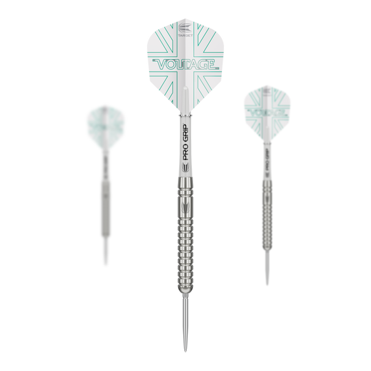 Freccette in acciaio Target Rob Cross Voltage Swiss Point Das Bild zeigt drei Steeldarts der Marke "Target Rob Cross Voltage Swiss Point". Die Darts haben silberne Spitzen und Schäfte sowie weiße Flights mit türkisen Linien und der Aufschrift "VOLTAGE".