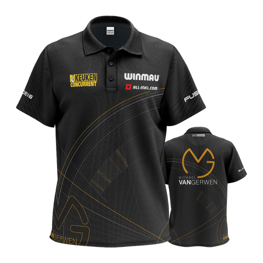 Polo Winmau in edizione limitata Tour Dart Das Bild zeigt ein schwarzes Dartshirt mit verschiedenen Sponsorenlogos und dezenten goldenen Linien. Auf der Rückseite steht groß der Name "Michael van Gerwen" zusammen mit einem Logo.