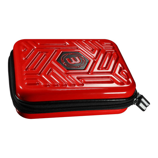 Portafoglio per freccette Winmau Armor G2 Das Bild zeigt ein rotes Dart-Etui mit einem schwarzen Reißverschluss. Auf dem Deckel ist ein geprägtes Muster und das Winmau-Logo zu sehen.