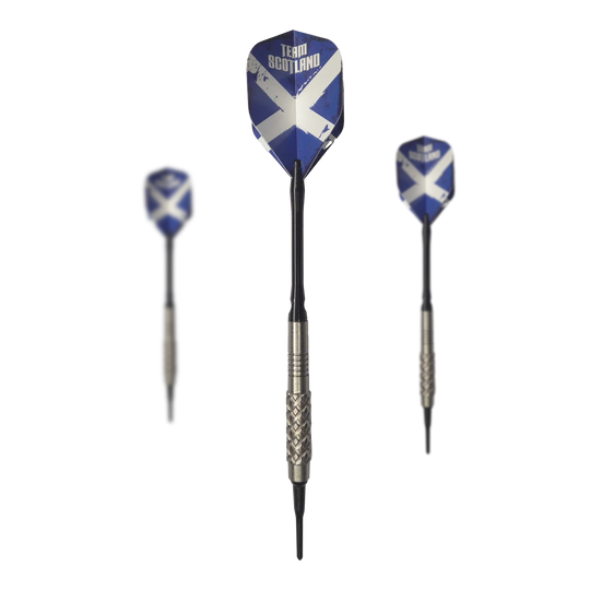 Freccette morbide McDart 85 Tungsten V4 - 16 g Das Bild zeigt drei Softdarts des Produkts "McDart 85er Tungsten V4" mit einem Gewicht von 16g. Die Flights sind blau mit einem weißen Kreuz und der Aufschrift "Team Scotland" gestaltet.