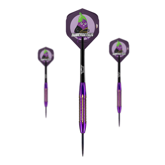 BullsNL Dirk Van Duijvenbode Dardi in acciaio in ottone rivestito con conchiglia - 21 g Das Bild zeigt drei Steeldarts des Modells "BullsNL Dirk Van Duijvenbode Shell Coated Brass Steeldarts - 21g". Die Darts sind lila-gelb und haben Flights mit einem Cartoon-Auberginenmotiv und dem Schriftzug "AUBERGENIUS".