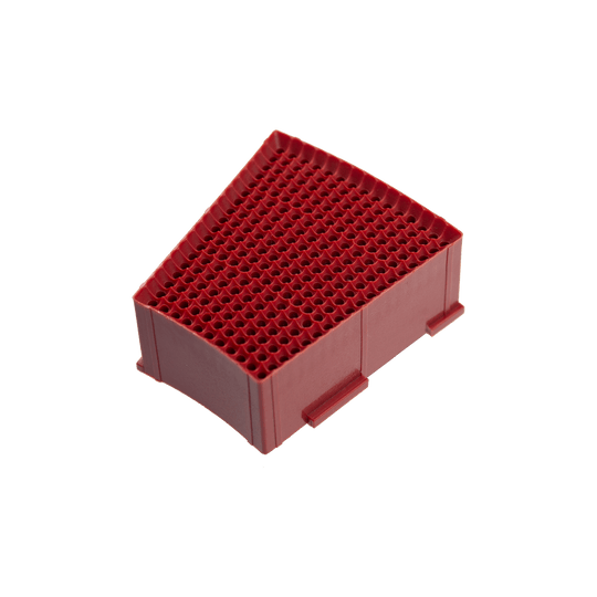 Das Bild zeigt ein rotes Ersatzfeld für eine Löwen Dartscheibe. Das Ersatzfeld hat viele kleine Löcher und ist dreieckig geformt.