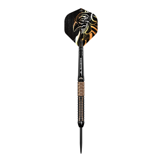 Missione Horus Steeldarts Der Mission Horus Steeldart ist ein hochwertiger Dartpfeil mit einer auffälligen Flight-Gestaltung, die einen stilisierten Vogelkopf zeigt. Der Pfeil hat eine strukturierte Griffzone und eine scharfe Metallspitze für präzise Würfe.