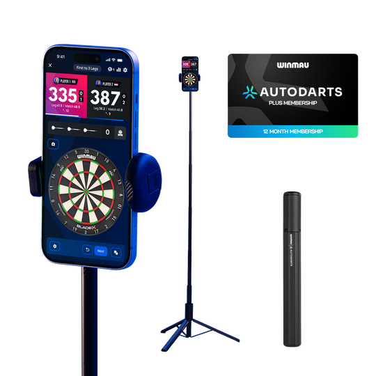 Pacchetto Winmau Autodarts con supporto per dispositivo e abbonamento di 12 mesi. Das Foto zeigt das Winmau Device Stand & 12 Monate Membership Bundle. Das Bundle enthält einen Gerätehalter und eine Jahresmitgliedschaft.