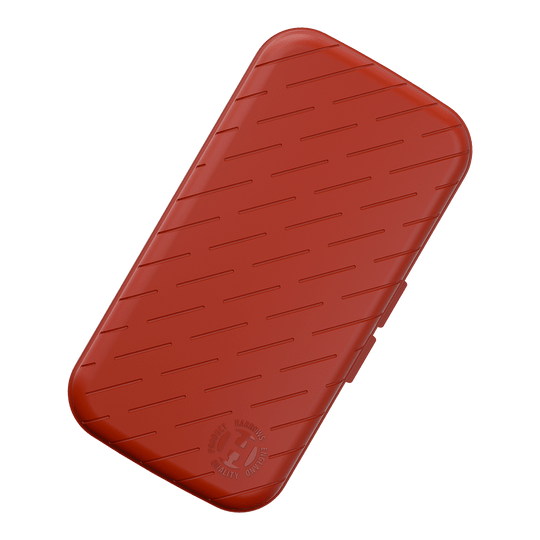 Custodia per freccette Harrows Slimcase Dies ist ein schlankes, rotes Etui mit einem diagonalen Linienmuster auf der Oberfläche. In einer Ecke befindet sich ein geprägtes Logo von Harrows.